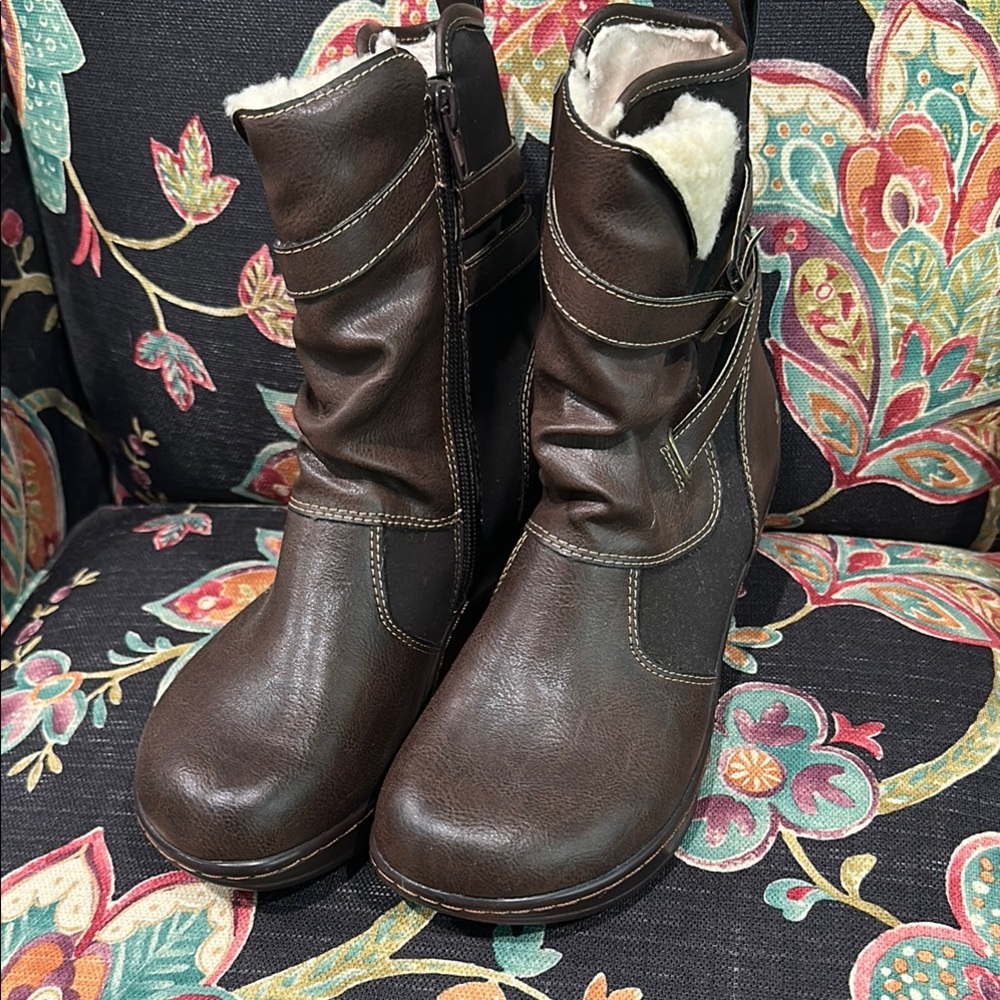 JBU Brown boots with faux fur.